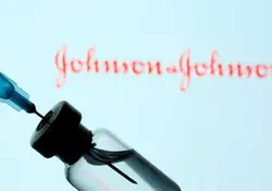 La gigante empresa de Johnson & Johnson está en camino de lanzar su vacuna covid-19 de inyección única. Foto: Reuters 