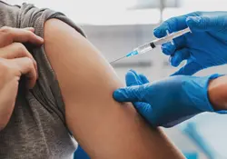 Millones de personas en todo el mundo esperan recibir la vacuna covid-19 lo más pronto posible. Foto: iStock 