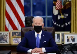 La iniciativa de Biden incluye tres decretos que buscan revertir medidas de la anterior administración. Foto: Reuters