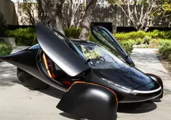 Aptera es un vehículo eléctrico aerodinámico de únicamente 3 ruedas, recubierto por celdas solares que le darías, en un buen día soleado, una autonomía de 1,600 kilómetros. Foto: *Aptera Motors
