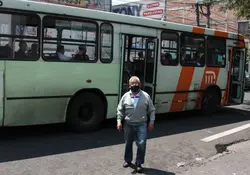Desde la semana pasada, los camiones de RTP ya operan en la alcaldía Xochimilco con el fin de acercar a las personas de 60 años y más a las diferentes sedes para recibir su primera dosis de la vacuna contra covid-19. Foto: Cuartoscuro