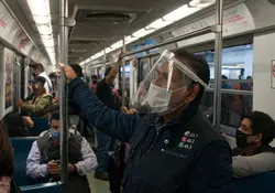 Millones de mexicanos se exponen a un punto rojo de contagios covid-19 al viajar en el Metro. Foto: Cuartoscuro 