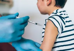 Se han iniciado las negociaciones para realizar estudios clínicos de la vacuna covid-19 para menores de edad. Foto: iStock 