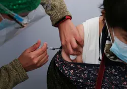 La experiencia de Chile muestra que una campaña de vacunación rápida, no evita las cuarentenas. Foto: Reuters.