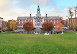 Las tarifas de la Universidad de Harvard para estudiar alguna carrera sobrepasan el millón de pesos por año académico. Foto: iStock