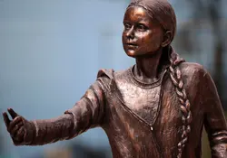 La pequeña activista Greta Thunberg fue reconocida con una estatua de bronce en la Universidad de Winchester en Reino Unido. Foto: Reuters 
