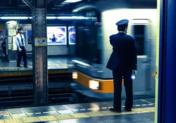 Al inicio fueron estudiantes quienes se dedicaron a esta tarea, pero la saturación de las líneas de tren en Tokio llevó a contratar personal especializado. Foto: iStock