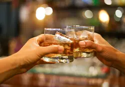 De acuerdo con datos de la Organización para la Cooperación y el Desarrollo Económico (OCDE) los mexicanos consumen un promedio de 10 litros de alcohol al año. Foto: iStock 