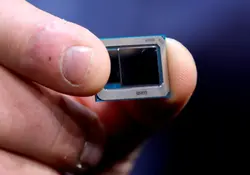 Un chip de la empresa Intel es presentado en CES 2020. Foto: Reuters