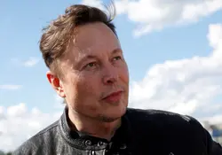 El 12 de mayo Elon Musk se desdijo, y tuiteó que Tesla ya no aceptaría más bitcoin en pago de sus autos, debido al colosal consumo de energía y daño ecológico que causaba su generación. La criptomoneda se hizo pedazos los días siguientes. Foto: Reuters