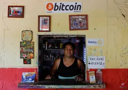 Quizá para muchos de nosotros el uso del bitcoin en la economía podría parecer algo muy innovador, pero  en El Salvador se podrían afronta múltiples dificultades. Foto: Reuters 