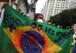 La emergencia en Brasil es cada vez mayor, el pasado sábado rebasó la cifra de medio millón de fallecimientos por covid-19. Incluso expertos advierten que el segundo brote podría ser más grave. Foto: Reuters 