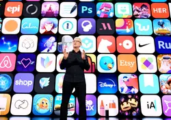 Apple mostró la nueva versión de su sistema operativo iOS15, el cual, traerá nuevas funciones como portabilidad de documentos digitales. Foto: Reuters.