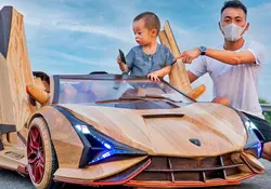 Truong Van Dao necesitó 65 días de trabajo y mucha paciencia con la motosierra y la lijadora para ir tallando el Lamborghini Sian a escala infantil. Foto: ND-Woodworking Art 