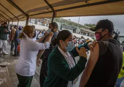 Este viernes se anunció que en el estado de Baja California se completó la estrategia de vacunación, esto al aplicar dosis a toda la población mayor de 18 años de edad. Foto: Cuartoscuro 