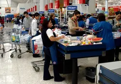 Walmart de México entabló pláticas con el INAPAM, para que los empacadores voluntarios regresen a las tiendas de autoservicio. Foto: Cuartoscuro.