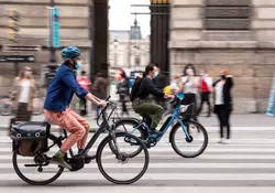 El gobierno de Francia planea ofrecer una recompensa de mil 500 euros a todas las personas que opten por deshacerse de su auto viejo y lo cambien por una bicicleta eléctrica. Foto: iStock