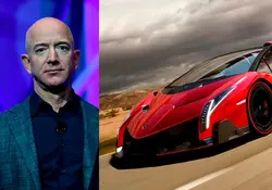 El empresario Jeff Bezos, dueño de la marca Amazon, y un auto Lamborghini de color rojo. 
