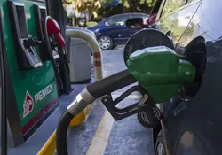 La Profeco dio a conocer los precios máximos y mínimos de los combustibles que se registraron en el país con corte al pasado 9 de julio, esto mediante el registro de la app de “litro X litro”. Foto: Cuartoscuro 