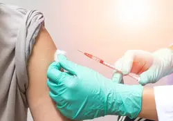 En los Emiratos Árabes Unidos (EAU) comenzará la vacunación contra covid-19 para niñas y niños de entre 3 y 17 años de edad, esto tras haber comprobado la efectividad de la vacuna china de Sinopharm. Foto: iStock 
