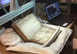 Expertos han decodificado siete páginas de un manuscrito de 700 años que cuenta la historia de Camelot. Foto: *REMITIDA / HANDOUT por PROFESSOR LEAH TETHER