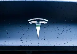 Tesla, compañía de Elon Musk, patentó un sistema de rayo láser, el cual permitirá limpiar el parabrisas en su totalidad. Foto: Unsplash 