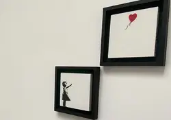 El cuadro en dos partes, sobre fondo blanco, representa a una niña que deja escapar un globo rojo en forma de corazón, tiene un precio estimado entre 3,4 y 4,7 millones de dólares. Foto: AFP.
