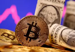 Este miércoles las apuestas por el bitcoin alcanzaron un nuevo nivel máximo histórico de 66 mil 927 dólares, mucho mayor al récord de 64 mil billetes verdes obtenido el pasado mes de abril. Foto: Reuters 