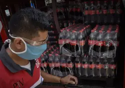 La empresa de Coca-Cola Femsa reconoció que existen afectaciones en sus operaciones ante los altos costos de logística en maquinaria y en el abasto de materias primas, ante la escasez de chips. Foto: Cuartoscuro 