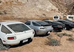 Steve Rhodes, quien se encontraba en el desierto de California haciendo unas filmaciones para un canal de televisión, descubrió varios Porsches 928 abandonados bajo el rayo del sol. Foto: Steve Rhodes 