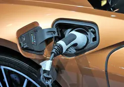 Ford junto y la Universidad de Purdue están desarrollando un nuevo tipo de cable para cargar las baterías de autos eléctricos en aproximadamente el mismo tiempo que se tarda en llenar un tanque de gasolina. Foto: Pixabay 