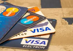 La finalidad de las instituciones bancarias, como cualquier otro negocio, es generar ganancias, por ello, es que constantemente insisten en ofrecer tarjetas de crédito a los usuarios. Foto: iStock 
