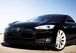 Los fabricantes que compiten con el líder de los automóviles eléctricos, Tesla, revelaron en el Salón del Automóvil de Los Ángeles nuevos vehículos deportivos utilitarios más asequibles y de mayor tamaño. Foto: Unsplash 