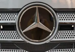 El sistema de conducción semiautónoma de Mercedes-Benz, fue aprobado, por lo que podrá ser comercializado en 2022, antes que el de Tesla. Foto: AFP.