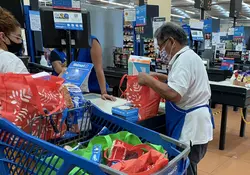 La Profeco dio a conocer cuales son las tiendas que venden más caro y más barato los 21 productos de la canasta básica en el país. Foto: Cuartoscuro.