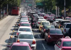 Los dueños de automóviles saben que tienen que pagar el refrendo y la tenencia vehicular para seguir circulando por las calles de la Ciudad de México. Foto: iStock 