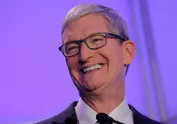 El sueldo del jefe de Apple Inc, Tim Cook, en 2021 fue 1.447 veces mayor que el del empleado medio del gigante tecnológico. Foto: Reuters 