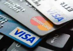 La mayoría de los millonarios prefieren usar tarjetas de crédito, pese a que cuentan con dinero en efectivo suficiente para pagar productos o servicios de forma inmediata. Foto: iStock 