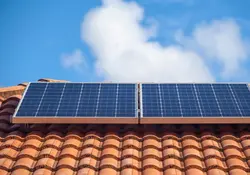 La generación distribuida o la instalación de paneles solares en hogares y pequeñas y medianas empresas (pymes) permite a los usuarios reducir casi en su totalidad el pago de la energía. Foto: iStock 