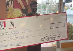 Khoury Booze, quien labora en una sucursal de Kentucky Fried Chicken (KFC) ubicada en Macon Georgia, recibió un bono de 10 mil dólares por no faltar ni llegar tarde a su trabajo. Foto: YouTube / 13WMAZ 