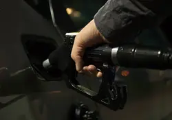 Sobrecargar el tanque de gasolina no hará que el vehículo explote, pero sí podría afectar piezas pequeñas del sistema. Foto: Pixabay 
