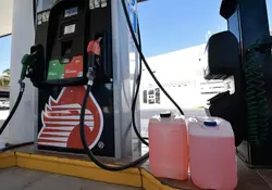 Los delincuentes introducen los combustibles en las aduanas terrestres haciéndolos pasar por lubricantes, ya que estos no están sujetos al pago de impuestos. Foto: Cuartoscuro.