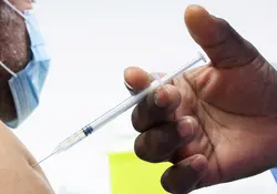 Ya es oficial, las y los estadounidenses mayores de 50 años de edad recibirán una segunda dosis de refuerzo de la vacuna covid-19. Foto: Reuters 