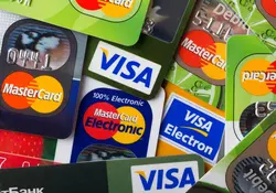 Cuando una tarjeta de crédito o débito se venció es común que las guardemos en algún lugar o tirarla a la basura. Foto: iStock 