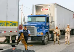 El gobernador de Texas Greg Abbott dijo el jueves que alcanzó un acuerdo con el gobierno del estado de Chihuahua sobre seguridad fronteriza. Actualmente se trabaja con los gobiernos de Nuevo León y Tamaulipas en los mismos términos. En imagen: revisión de camiones en la ciudad fronteriza de Mexicali. Foto: iStock