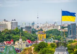 La región de Asia central y de Europa del este se contraerá -4.5% este año. A nivel país, la economía de Ucrania se contraerá -45.1% en 2022, y la de Rusia -11.2% según el Banco Mundial. En imagen: vista panorámica de la ciudad de Kiev, Ucrania en 2020. Foto: iStock.