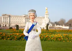 La Reina Isabel II se ha convertido en celebre personaje a nivel mundial, a tal grado que ya cuenta con su propia figura de colección. Foto: Reuters 