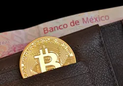 Bitcoin en billetera con billete del banco de méxico