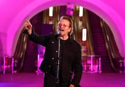 Bono animó al público entre canción y canción durante su actuación. Foto: Reuters 