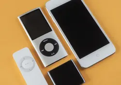 iPod lleva 20 años en el catálogo de productos de la compañía de Cupertino, pero la música en 'streaming' lo dejó en segundo plano. Foto: iStock.